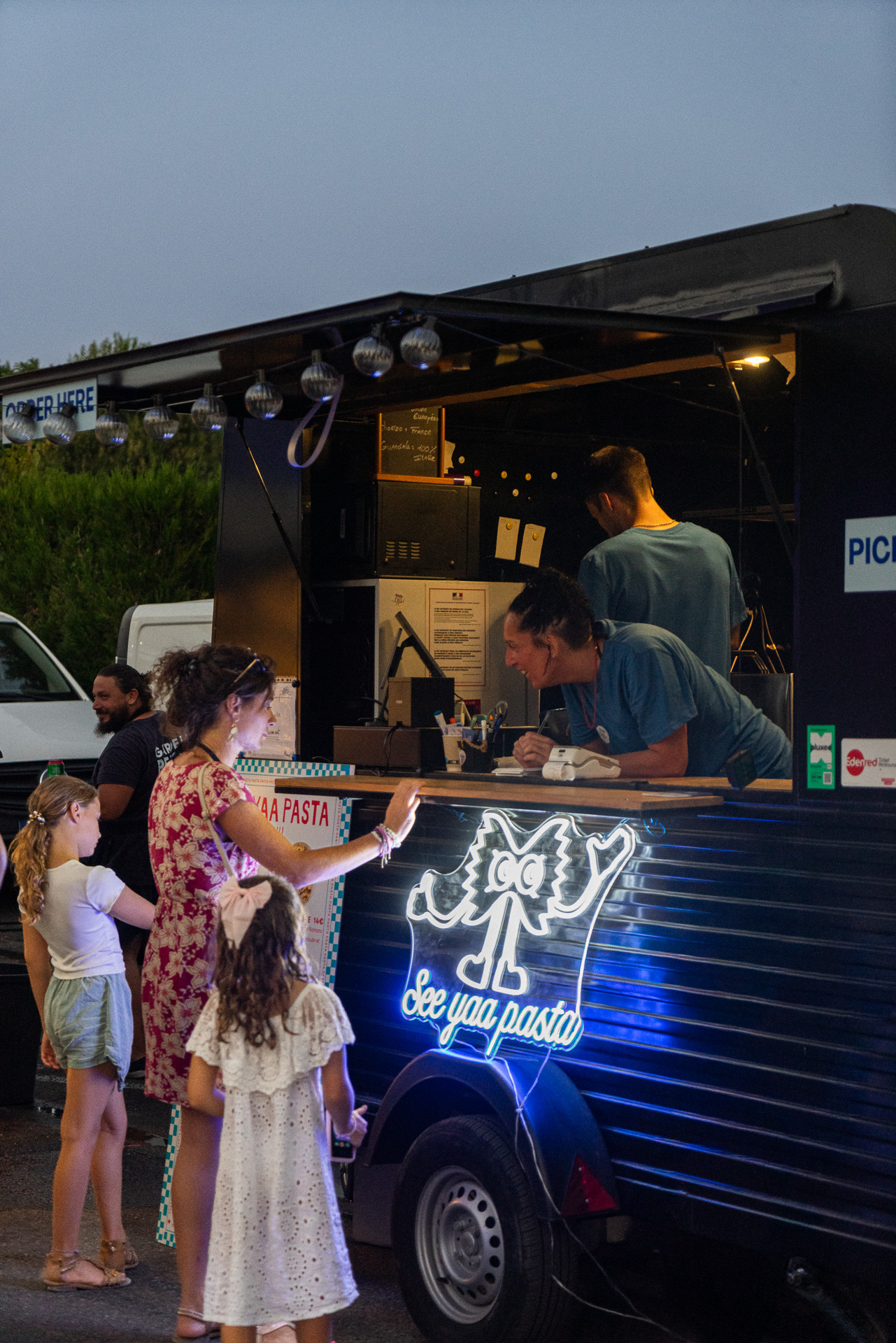 Clients au comptoir du food truck See Yaa Pasta