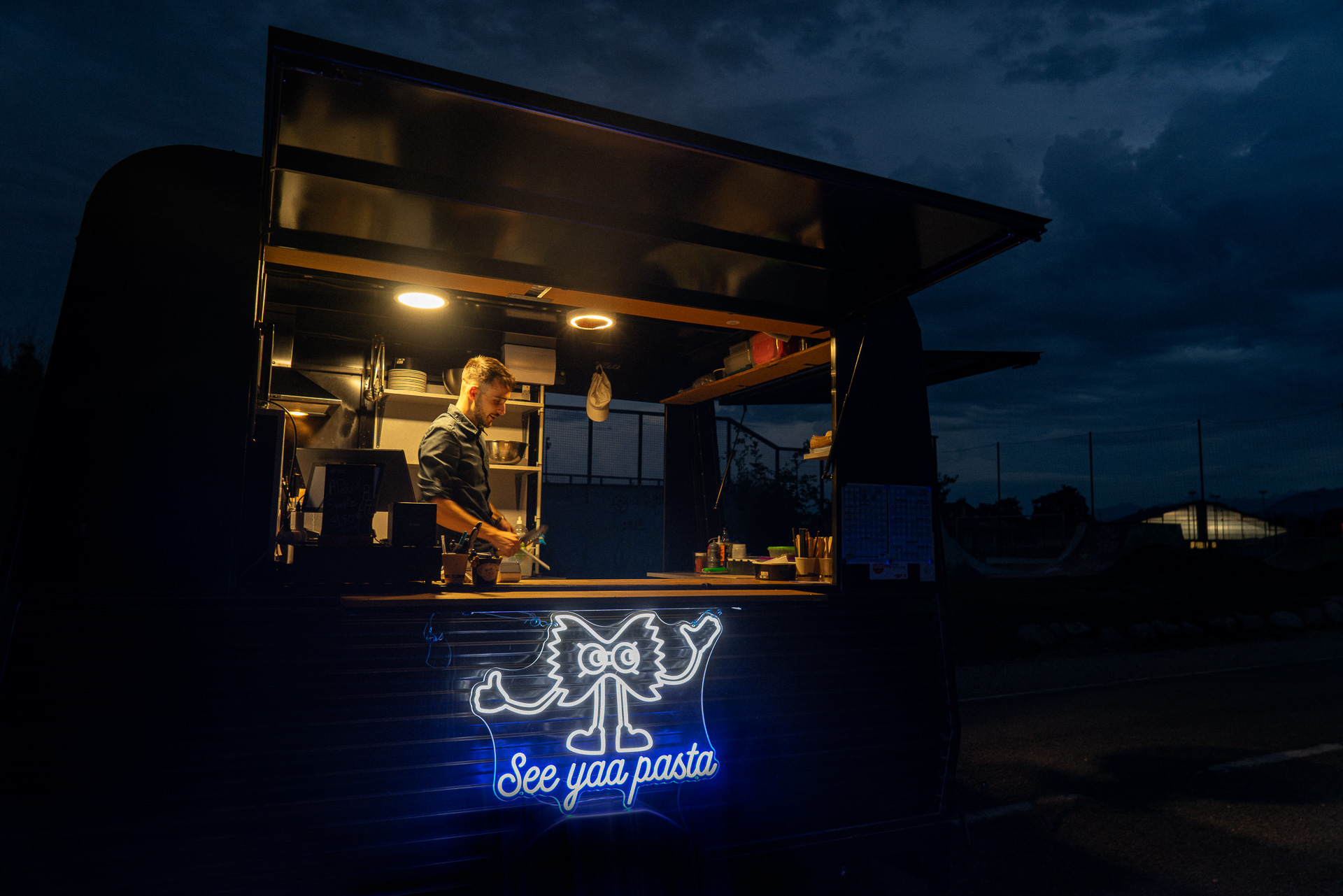 Food truck See Yaa Pasta la nuit, enseigne néon farfalle
