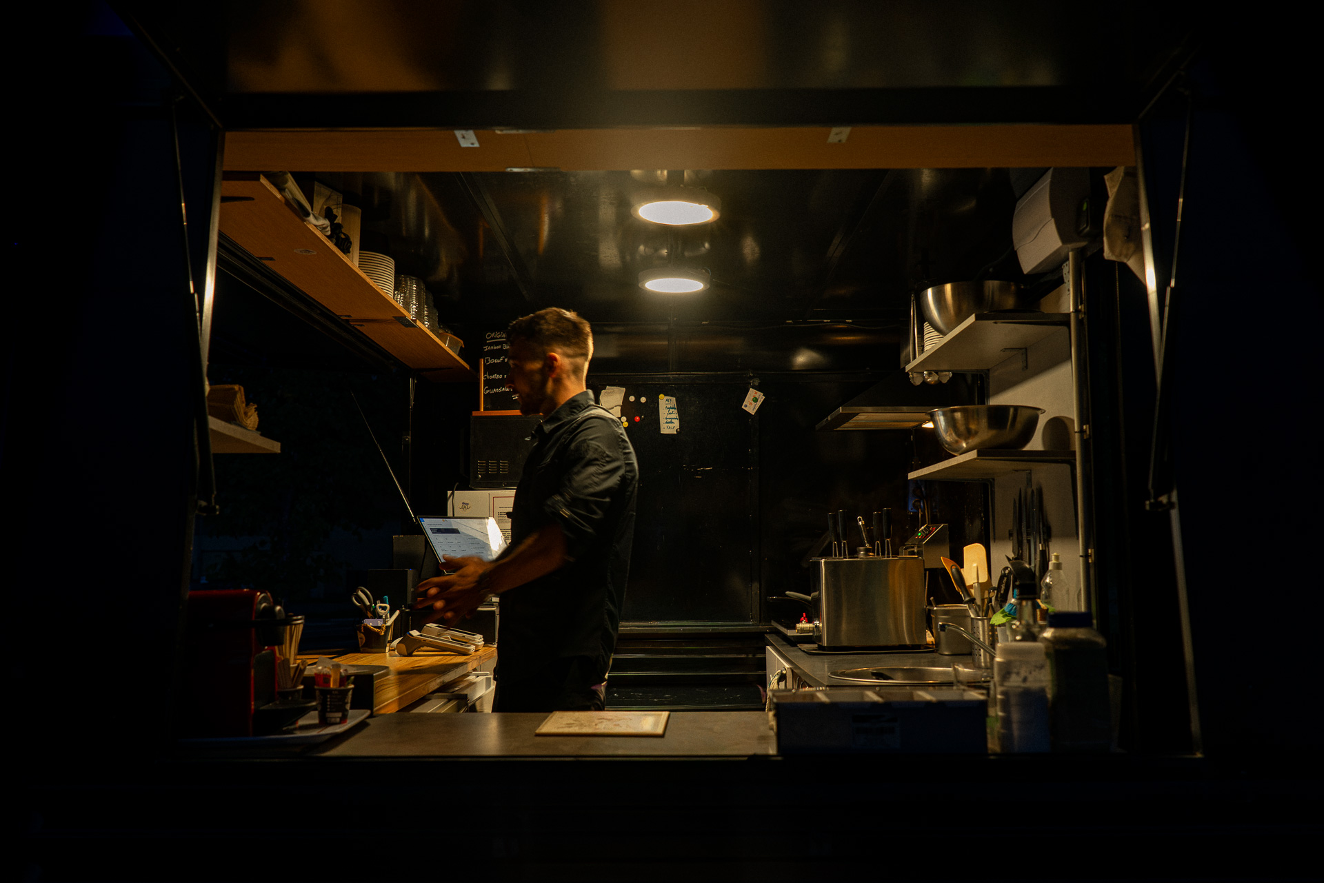 Damien en cuisine dans le food truck See Yaa Pasta